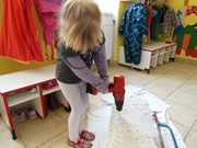 Šroubujeme, zatloukáme, vrtáme a řežeme -polytechnika ve školce